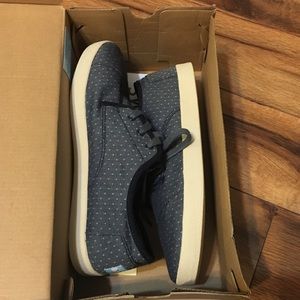 Blue with white polka dot Toms shoe